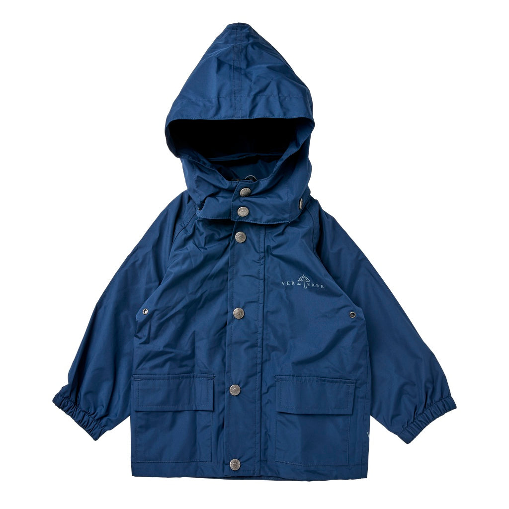 RE-LOVE Rain suit, jacket and pants in waterproof and breathable outer fabric (10,000mm / 10,000gr) with taped seams.